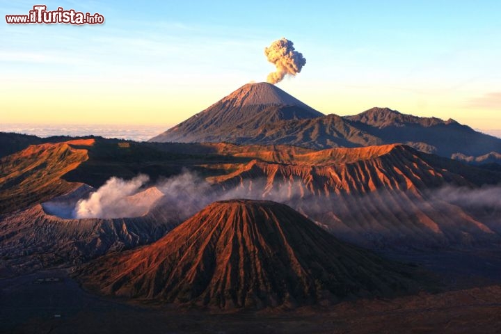 Sapevate che il paese con il maggior numero di vulcani al mondo è l'Indonesia? - Il numero dei vulcani indonesiani, contando quelli terrestri e quelli sottomarini, supera le 150 unità: di questi, almeno 127 sono ad oggi attivi. I vulcani del paese asiatico fanno parte della cosiddetta Cintura di Fuoco del Pacifico, che corre lungo i litorali di tutti i paesi che si affacciano sulle sponde dell'oceano, per un totale di 40000 km di estensione. Nella foto il Bromo National Park, isola di Java. - © Manamana / Shutterstock.com

