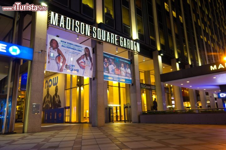 Immagine L'Ingresso del Madison Square Garden a New York, il grande stadio di basket  e hockey, ma che ospita anche spettacoli di wrestling e concerti di risonanza mondiale - © littleny / Shutterstock.com