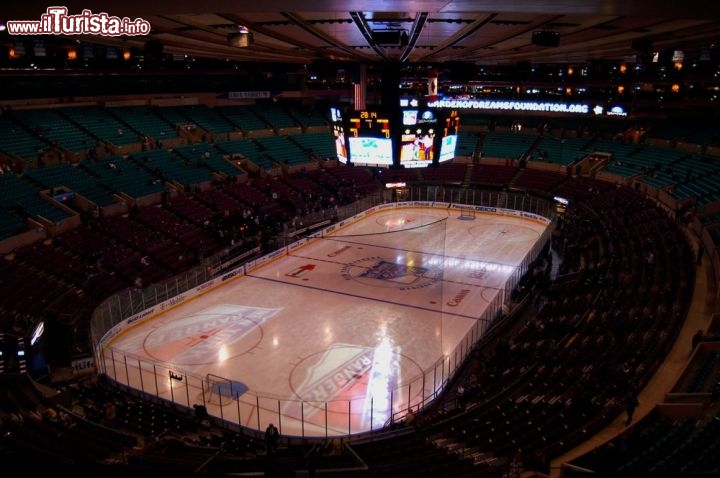 Immagine The Garden: lo stadio indoor più famoso di NYC, ospita partite di basket, partite di hockey su ghiaccio e concerti. In questa foto l'allestimento è per una partita di hockey tra le squadre dei Rangers e i Florida Panthers. Daniel M. Silva / Shutterstock.com