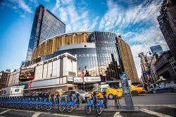 Esterno del Madison Square Garden di New York City in primo piano le biciclete a noleggio di Citi Bike - © littleny / Shutterstock.com