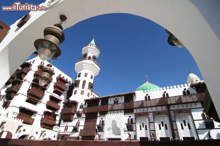 Centro storico di Gedda, la “Porta” per La Mecca, in Arabia Saudita - Questo luogo situato sulla sponda orientale del Mar Rosso, dal VII secolo d.C. fu stabilito come uno dei principali porti per le rotte commerciali nell'Oceano Indiano per convogliare le merci a La Mecca. Fu anche la porta d'ingresso per i pellegrini musulmani a La Mecca che giungevano via mare. Entrambi i ruoli hanno visto la città di Gedda trasformarsi in un centro multiculturale fiorente, caratterizzata da una tradizione architettonica peculiare, tra cui le case a torre costruite nel tardo XIX secolo dalle élite dei mercanti cittadini, combinando le tradizioni delle costruzioni in corallo delle coste del Mar Rosso con oggetti ed influenze provenienti dalle rotte commerciali - © urosr / Shutterstock.com