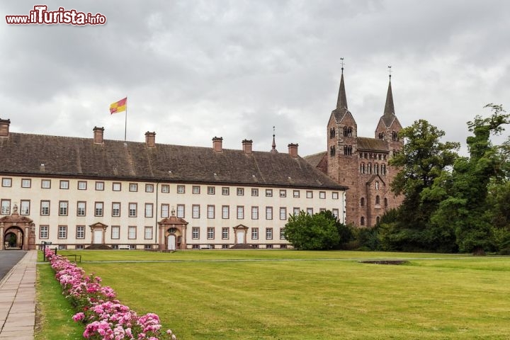 Carolingian Westwork e Civitas Corvey, Sassoni (Germania) - È un insieme di strutture che si trova lungo il fiume Weser, alla periferia di Höxter, dove sono stati eretti tra l'anno 822 ed il 885 d.C. in un ambiente rurale in gran parte conservato. Il Westwork è l'unica struttura che risale all'epoca carolingia, mentre il complesso abbaziale imperiale originale è conservato come un insieme di vestigia archeologiche solo parzialmente riportate alla luce. La Westwork di Corvey illustra in modo univoco una delle più importanti espressioni architettoniche carolinge. Si tratta di una vera e propria creazione di questo periodo; la sua articolazione architettonica e la decorazione illustrano chiaramente il ruolo svolto all'interno dell'impero dei franchi dai monasteri imperiali nel garantire il controllo del territorio, l'amministrazione, così come la propagazione del cristianesimo, nonché l'ordine culturale e politico carolingio in Europa - © Borisb17 / Shutterstock.com