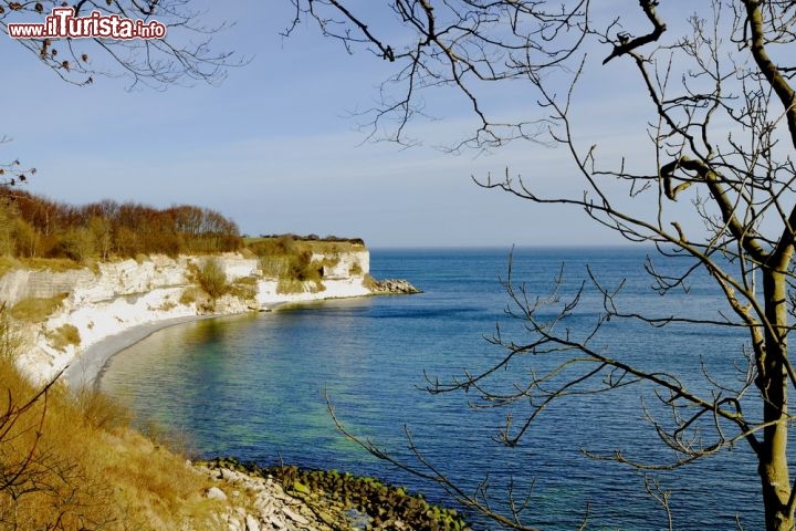 Falesie di Stevns Klint, Danimarca - Questo sito geologico comprende 15 km di falesia costiera ricchi di fossili, offrendo la prova eccezionale dell'impatto del meteorite Chicxulub, che si schiantò sul pianeta alla fine del Cretaceo, circa 65 milioni di anni fa. I ricercatori pensano che questo abbia causato la più grande estinzione di massa della Storia, responsabile della scomparsa di oltre il 50% di tutta la vita sulla Terra. Il sito ospita una traccia della nube di cenere formata dall'impatto del meteorite, il cui luogo esatto si troverebbe sul fondo del mare al largo della costa della penisola dello Yucatan, in Messico. Un'eccezionale testimonianza di fossili è visibile presso il sito, che mostra la successione completa della fauna e della microfauna che tracciano la ripresa della vita dopo l'estinzione di massa - © Steffen Hoejager / Shutterstock.com