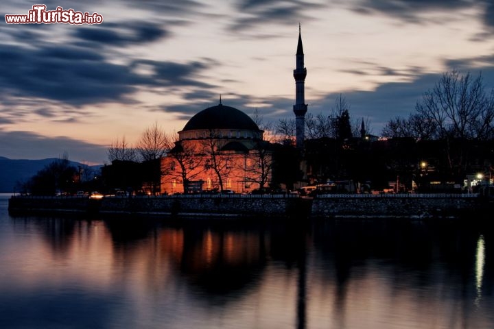 Bursa e Cumalıkızık: la nascita dell'Impero Ottomano, Turchia - Si tratta di una candidatura seriale di otto siti nella città di Bursa e nel vicino villaggio di Cumalıkızık, nella regione della Marmara meridionale.
Il sito testimonia la creazione di un sistema urbano e rurale istituiti dall'Impero Ottomano all'inizio del XIV secolo. Illustra le funzioni principali dell'organizzazione sociale ed economica della nuova capitale che si è evoluta intorno ad un nuovo centro civico. Tra queste sono inclusi i quartieri commerciali dei caravanserragli, le istituzioni religiose che formano parte delle moschee, le scuole religiose, i bagni pubblici ed una cucina per i poveri, così come la tomba di Orhan Ghazi, il fondatore della dinastia ottomana. Una componente al di fuori del centro storico di Bursa è il villaggio di Cumalıkızık, l'unico villaggio rurale di questo sistema che testimonia il sostegno delle località dell'entroterra nei confronti della capitale  - © nrqemi / Shutterstock.com