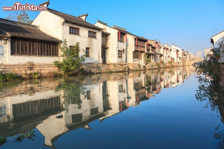 Il Canal Grande della Cina - Si tratta di una vasta rete idroviaria nella pianura nord e centro-orientale della Cina, che va da Pechino alla provincia di Zhejiang. Costruita a tratti a partire dal V secolo a.C., fu concepita come un mezzo di comunicazione per unificare l'Impero per la prima volta nel VII secolo d.C., all'epoca della dinastia Sui. Ciò portò alla realizzazione di una serie di enormi cantieri, creando il più grande e più ampio progetto di ingegneria civile del mondo prima della rivoluzione industriale. Costituì la spina dorsale del sistema di comunicazione interna dell'Impero, utile per il trasporto del grano e le materie prime strategiche, come il riso per sfamare la popolazione. Nel XIII secolo consisteva in più di 2000 chilometri di corsi d'acqua artificiali, che collegavano cinque dei più importanti bacini idrici cinesi. Durante i secoli ha svolto un ruolo di primaria importanza nel garantire la prosperità economica e la stabilità del paese, e continua ancora oggi ad essere un importante strumento di comunicazione interna  - © rodho / Shutterstock.com