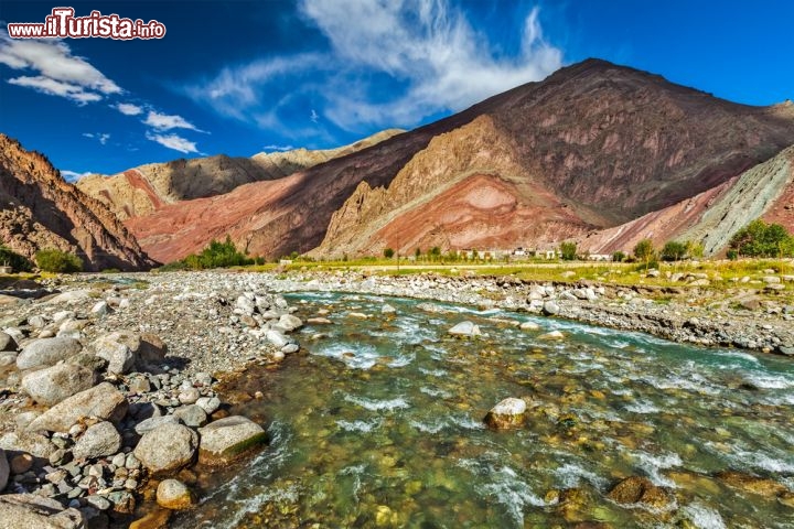 Grande Parco Nazionale Himalayano (GHNPCA), India - Si trova nella parte occidentale delle montagne dell'Himalaya, nello Stato settentrionale indiano di Himachal Pradesh. Il parco è caratterizzato da alte vette, prati alpini e foreste fluviali. I 90540 ettari d'estensione del territorio comprendono i ghiacci e le nevi delle montagne che si sciolgono e danno origine a diversi fiumi e bacini di approvvigionamento idrico vitali per milioni di persone a valle. Il GHNPCA protegge le foreste colpite dai monsoni e i prati alpini dei massicci anteriori dell'Himalaya. Il parco fa parte dei luoghi dove si concentra una delle maggiori biodiversità dell'Himalaya e comprende venticinque tipi di foresta, nonché un ricca varietà di specie animali, molte delle quali sono minacciate. Ciò conferisce al sito un'importanza eccezionale per la conservazione della biodiversità - © f9photos / Shutterstock.com