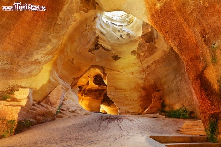 Grotte di Maresha e Bet-Guvrin nelle pianure della Giudea, come un microcosmo della Terra delle Grotte, Israele - Questa "città sotto la città" è caratterizzata da una selezione di grotte artificiali, scavate dallo strato di gesso morbido nella Bassa Giudea denso e omogeneo. Comprende molte sale ed una vera e propria rete di passaggi con forme e funzioni diverse, situate sotto le antiche città gemelle di Maresha e Bet Guvrin, che testimoniano una successione di periodi storici di scavo e di utilizzo che si estende su 2000 anni, dall'Età del Ferro alle Crociate, così come una grande varietà di metodi di costruzione sotterranei. Gli scavi originali erano cave, successivamente convertiti per scopi artigianali, agricoli e locali, per essere usati come frantoi, colombaie, stalle, cisterne sotterranee e canali, vasche, complessi tombali e luoghi di culto, nonché come nascondigli per i momenti più difficili - © Protasov AN / Shutterstock.com