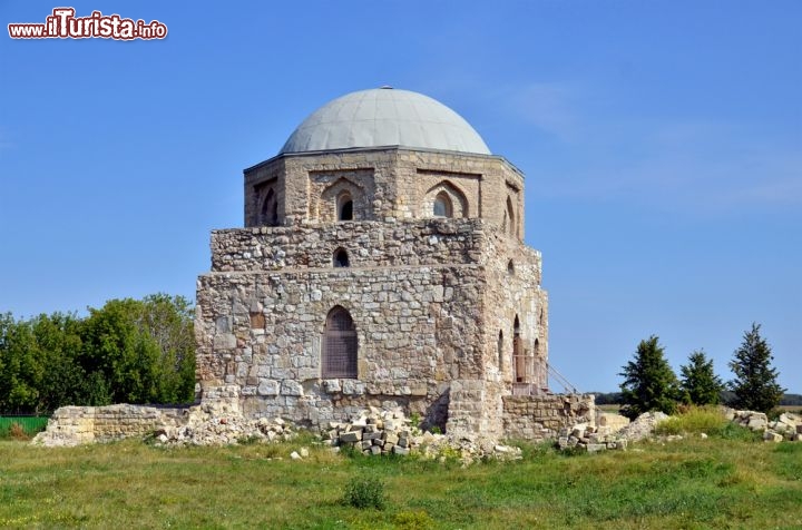 Complesso storico e archeologico di Bolgar, Russia - Questa struttura si trova sulle rive del fiume Volga, a sud della confluenza con il fiume Kama e della capitale del Tatarstan, Kazan. Il sito presenta le vestigia della città medievale di Bolgar, uno dei primi insediamenti della civiltà dei Bulgari del Volga, che si sviluppò tra il VII ed il XV secolo, e che fu la prima capitale dell'Orda d'Oro nel XIII secolo. Bolgar rappresenta gli scambi culturali storici e le trasformazioni dell'Eurasia nell'arco di diversi secoli, che hanno giocato un ruolo fondamentale nella formazione della civiltà, dei costumi e delle tradizioni culturali. La struttura offre una prova di continuità storica e della diversità culturale. Si tratta di un richiamo simbolico all'accettazione dell'Islam da parte dei Bulgari del Volga nel 922 d.C. e rimane una meta sacra di pellegrinaggio per i musulmani tartari - © liza1979 / Shutterstock.com