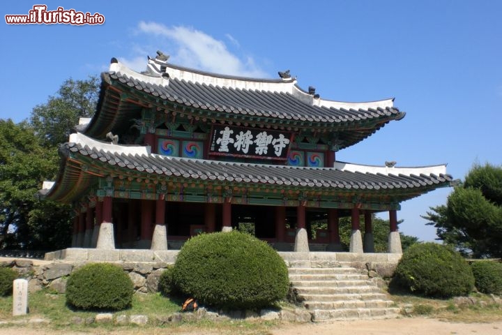 Namhansanseong, Corea del Sud - Namhansanseong fu progettata come capitale d'emergenza per la dinastia Joson (1392-1910) in un luogo montuoso situato venticinque chilometri a sud-est di Seul (Seoul). Costruita e difesa da monaci-soldati buddisti, poteva ospitare 4000 persone ed adempiere importanti funzioni amministrative e militari. I resti più antichi risalgono al VII secolo, ma fu ricostruita più volte, soprattutto nei primi anni del XVII secolo in previsione di un attacco da parte della dinastia Sino-Manchu Qing. La città incarna una sintesi dei concetti difensivi d'ingegneria militare del periodo, con influenze cinesi e giapponesi e alcuni adattamenti nell'arte della fortificazione in seguito all'introduzione delle armi con polvere da sparo da parte dei paesi occidentali. La città è sempre stata abitata e fu la capitale della provincia per un lungo periodo; contiene elementi che dimostrano la sua varietà militare, civile e religiosa ed è diventata un simbolo della sovranità coreana  - © Arne Hückelheim /  www.wikipedia.org