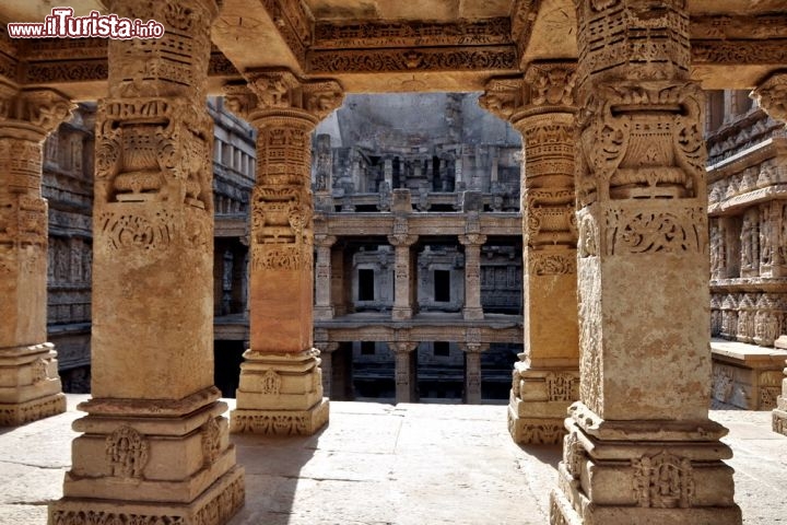 Rani-ki-Vav a Patan, Gujarat (India) - Il “pozzo a gradini della Regina” si trova sulle rive del fiume Saraswati e fu inizialmente costruito come un memoriale per un re nell'XI secolo d.C. I pozzi a gradini sono una forma peculiare di sistemi sotterranei di risorse idriche e di stoccaggio del subcontinente indiano, costruiti fin dal terzo millennio a.C.
In seguito si sono evoluti da quelle che erano semplici buche nel terreno sabbioso verso elaborate opere architettoniche a più piani. Il Rani-ki-Vav fu costruito nel momento dell'apice delle capacità artigiane di costruzione dello stile architettonico Maru-Gurjara, mostrando una grande padronanza di questa complessa tecnica e una straordinaria bellezza dei dettagli e delle proporzioni. Progettato come un tempio invertito per evidenziare la santità di acqua, è diviso in sette livelli di scale con pannelli scultorei di alta qualità artistica; più di 500 sculture principali e oltre un migliaio di opere minori combinano immagini religiose, mitologiche e secolari con riferimenti ad opere letterarie. Il quarto livello è il più profondo e conduce ad una vasca rettangolare di 9,5 m per 9,4 m, ad una profondità di 23 metri. Il pozzo è situato all'estremità occidentale della proprietà ed è costituito da un condotto di 10 metri di diametro e 30 metri di profondità. 