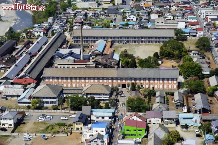 Setificio di Tomioka e siti correlati, Giappone - Il complesso di sericoltura e della filanda furono fondati nel 1872 nella prefettura di Gunma, a nord-ovest di Tokyo. Costruito dal governo giapponese con macchinari importati dalla Francia, si compone di quattro siti che attestano le varie fasi della produzione di seta greggia: dalla produzione di bozzoli in una fattoria sperimentale all'impianto di stoccaggio a freddo per le uova di bachi da seta, passando per la trattura dei bozzoli e la filatura della seta grezza in un mulino, senza dimenticare la scuola per la diffusione della conoscenza della sericoltura. Il setificio di Tomioka mostra il desiderio del Giappone di adottare rapidamente le migliori tecniche di produzione di massa, diventando un elemento decisivo nel rinnovamento della sericoltura e l'industria della seta giapponese nell'ultimo quarto del XIX secolo. Segnò l'ingresso del paese nell'era moderna, industrializzata, trasformandolo nel primo esportatore mondiale di seta greggia, in particolare verso la Francia e l'Italia - © KYODO