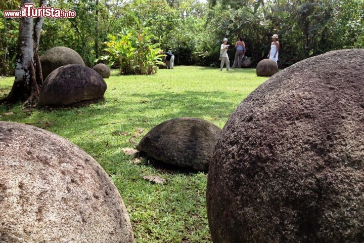 Insediamenti di capitanati precolombiani con sfere megalitiche dei Diquís, Costa Rica - Si tratta di quattro siti archeologici situati nel Delta del Diquís, nel sud del Costa Rica, considerati esempi unici di complessi sistemi sociali, economici e politici del periodo compreso tra il 500 ed il 1500 d.C. Gli scavi contengono tumuli artificiali, aree pavimentate, luoghi di sepoltura e, soprattutto, una collezione di sfere di pietra aventi un diametro compreso tra i 0,7 m ed i 2.57 metri, il cui significato, l'uso e la produzione rimane in gran parte un mistero. Le sfere si distinguono per la loro perfezione, il loro numero, le dimensioni e la densità, nonché per la collocazione nelle loro posizioni originali. La loro conservazione dal saccheggio che ha colpito la stragrande maggioranza dei siti archeologici in Costa Rica è stato attribuito agli spessi strati di sedimenti che le hanno tenute sepolte per secoli - © Axxis10 / CC by-SA 3.0 www.wikipedia.org