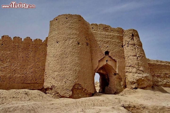 Shahr-i Sokhta, Iran - Il nome significa 'Città bruciata' e si trova all'incrocio delle rotte commerciali del Bronzo che attraversano l'altopiano iraniano. I resti della città di mattoni di fango rappresentano la nascita delle prime società complesse nell'Iran orientale. Fondata intorno al 3200 a.C., fu popolata per quattro periodi principali fino al 1800 a.C., durante i quali si svilupparono diverse aree distinte all'interno della città. Queste includono una zona monumentale, alcune zone residenziali, una zona industriale ed un cimitero. I cambiamenti dei corsi d'acqua e quelli climatici hanno portato al probabile abbandono della città nei primi anni del secondo millennio. Le strutture, le necropoli e il gran numero di reperti rinvenuti, così come il loro ottimo stato di conservazione grazie al clima secco del deserto, rendono questo sito una ricca fonte di informazioni per ciò che concerne l'emergere delle società complesse e dei reciproci contatti nel terzo millennio a.C.  - © Rasool abbasi17 / CC by-SA 3.0 www.wikipedia.org