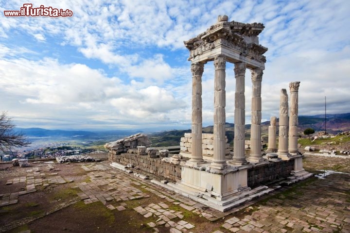 Pergamo ed il suo variegato paesaggio culturale, Turchia - Domina dall'alto la pianura di Bakirçay della regione egea della Turchia. L'acropoli di Pergamo fu la capitale della dinastia ellenistica Attalid, un importante centro di apprendimento nel mondo antico. Templi, teatri, portici, la palestra, l'altare e la biblioteca furono costruiti su un terreno in pendenza circondato dalle grandi mura cittadine. Il Santuario di Kybele scavato nella roccia si trova invece su un colle a nord-ovest ben visibile dall'acropoli. La città divenne in seguito capitale della provincia romana dell'Asia conosciuta per il suo centro di guarigione di Asclepieion. L'acropoli svetta su un paesaggio contenente tumuli funerari e resti dell'epoca Romana, dell'Impero Bizantino e Ottomano sia dentro che attorno alla città moderna di Bergama che sorge più in basso. In foto il Tempio di Traiano - © Nejdet Duzen / Shutterstock.com