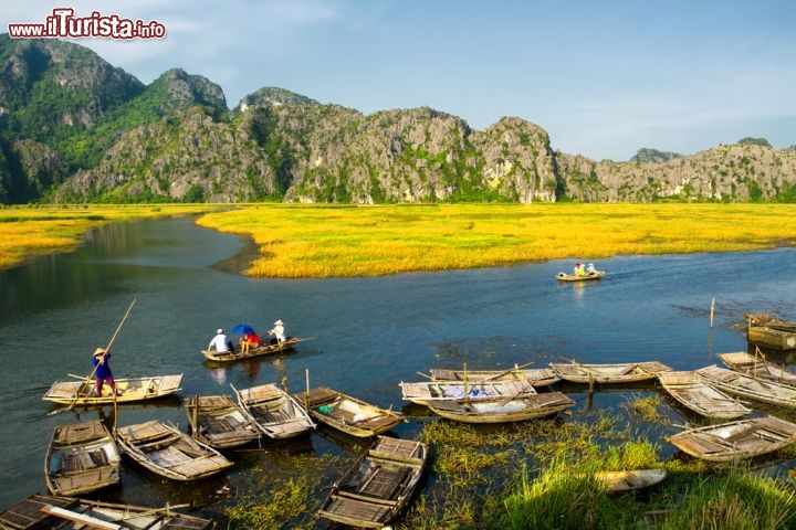 Complesso del panorama scenico di Trang An, Vietnam - Questo luogo è iscritto nella lista del Patrimonio dell'Umanità come una proprietà naturale e culturale mista. Situato sulla riva meridionale del delta del Fiume Rosso, Trang An è uno spettacolare paesaggio di picchi calcarei carsici permeato di valli, alcune delle quali sono sommerse, e circondato da ripide scogliere, quasi verticali. L'esplorazione di alcune delle grotte alle altitudini più elevate sparse nel paesaggio ha rivelato tracce archeologiche di attività umana risalenti a quasi 30000 anni fa. Esse dimostrano l'occupazione di queste montagne da parte di cacciatori-raccoglitori e di come questi si siano adattati ai cambiamenti climatici e ambientali. Il sito comprende anche Hoa Lu, l'antica capitale del Vietnam nei secoli X e XI, così come i templi, le pagode, le risaie, i villaggi ed i luoghi sacri - © Piter HaSon / Shutterstock.com