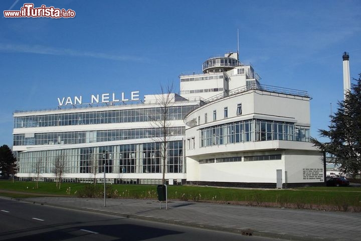 Van Nelle Fabriek, architettura industriale in Olanda - Fu progettato e costruito nel 1920 sulle rive di un canale nella zona industriale dello Spaanse Polder a nord ovest di Rotterdam. Il sito è una delle icone dell'architettura industriale del XX secolo e comprende un complesso di fabbriche le cui facciate consistono essenzialmente di acciaio e vetro, facendo uso su larga scala del principio della “facciata continua”. Fu concepito come una "fabbrica ideale" aperta al mondo esterno, i cui spazi di lavoro si sono evoluti in base alle necessità, e dove la luce del giorno veniva usata per fornire condizioni di lavoro piacevoli. Il complesso incarna il nuovo tipo di fabbrica che è diventato un simbolo della cultura modernista e funzionalista del periodo tra le due guerre mondiali; testimonia la lunga storia commerciale e industriale dei Paesi Bassi in materia di importazione e trasformazione di prodotti alimentari provenienti dai paesi tropicali, e la loro trasformazione industriale per la commercializzazione in Europa - © F.Eveleens / CC by 3.0 www.wikipedia.org