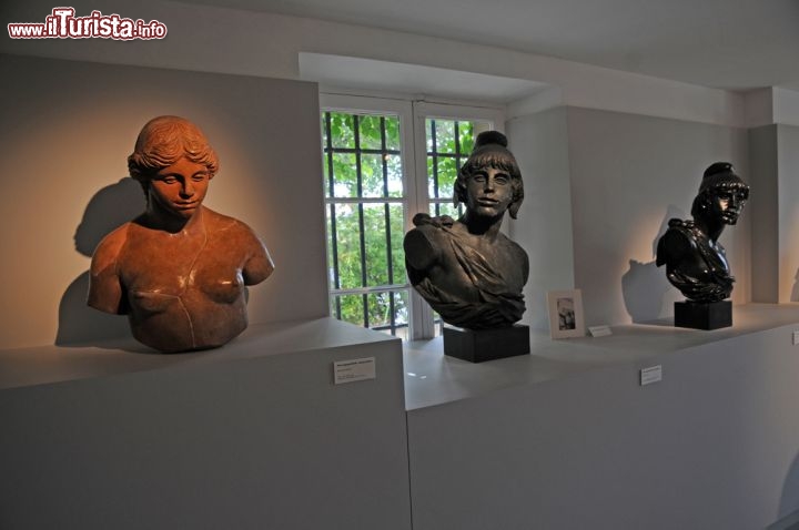 Immagine Le sale al piano terra di villa Renoir, dopo gli interventi di restauro durati 18 mesi, ospitano oggi alcune delle opere scultoree realizzate dall’artista.