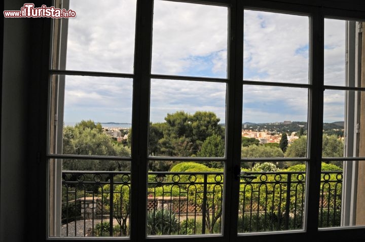 Immagine Dalla finestra di villa Renoir il panorama arriva sino a Cap d’Antibes