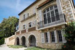 L'esterno della Casa Museo di Pierre-Auguste Renoir a Cagnes sur Mer. La bella villa in stile provenzale fatta costruire dal pittore nel 1908