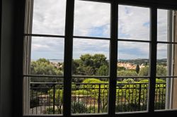 Dalla finestra di villa Renoir il panorama arriva sino a Cap d’Antibes