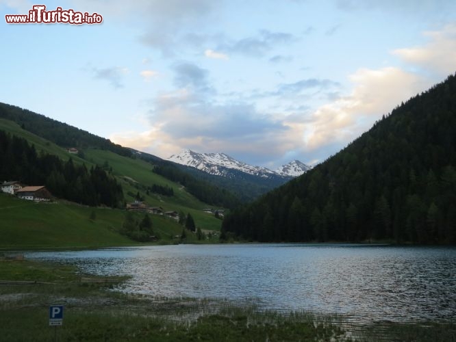 Immagine Il Lago di Valdurna si trova in una diramazio della Val Sarentino, nel cuore dell' Alto Adige, a nord di Bolzano
