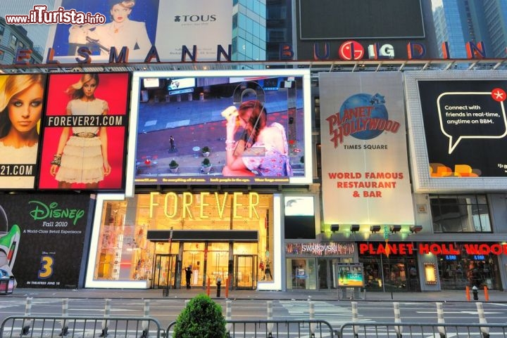 Immagine Jumbotron, la street cam su Times Square, un rituale fotografare il tabellone mentre si è ripresi dalla telecamera della Sony - © Sean Pavone / Shutterstock.com
