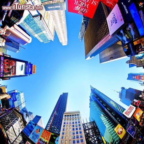 Immagine Un'immagine di Times Square a 360 gradi con le sue insegne al neon e i grattacieli - © Stuart Monk / Shutterstock.com 