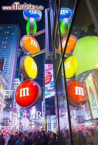 Immagine Le insegne dello store M&M's a New York City, tappa obbligata un giro per il negozio più goloso di Times Square - © Kobby Dagan / Shutterstock.com