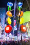 Le insegne dello store M&M's a New York City, tappa obbligata un giro per il negozio più goloso di Times Square - © Kobby Dagan / Shutterstock.com