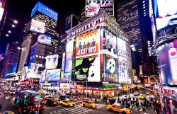 Le luci abbaglianti dei cartelloni lumosi di Times Square, uno dei luoghi iconici di Manhattan - © Andrey Bayda / Shutterstock.com