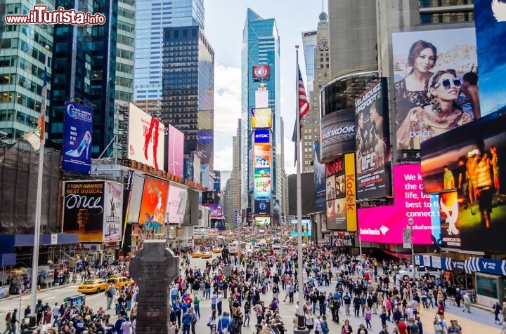 Immagine A Times Square si ha la sensazione di essere al centro del mondo - © Marco Rubino / Shutterstock.com