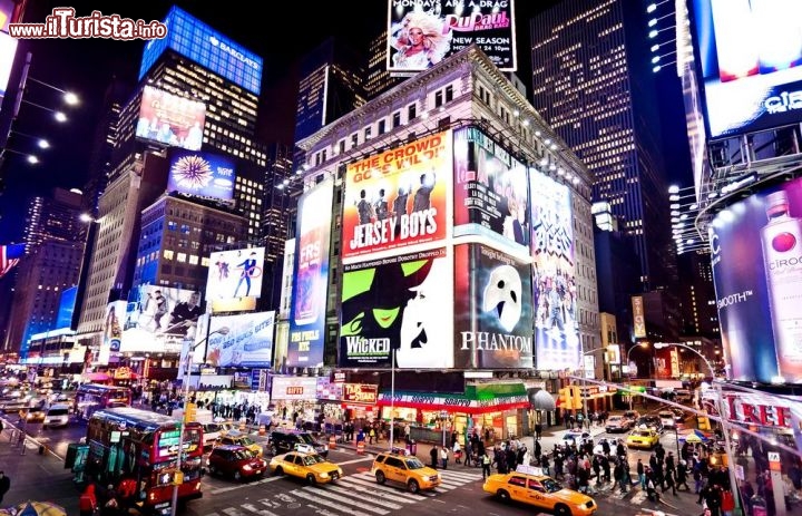 Immagine Le luci abbaglianti dei cartelloni lumosi di Times Square, uno dei luoghi iconici di Manhattan - © Andrey Bayda / Shutterstock.com