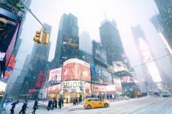 Neve a Manhattan, nella centralissima Times Square ...