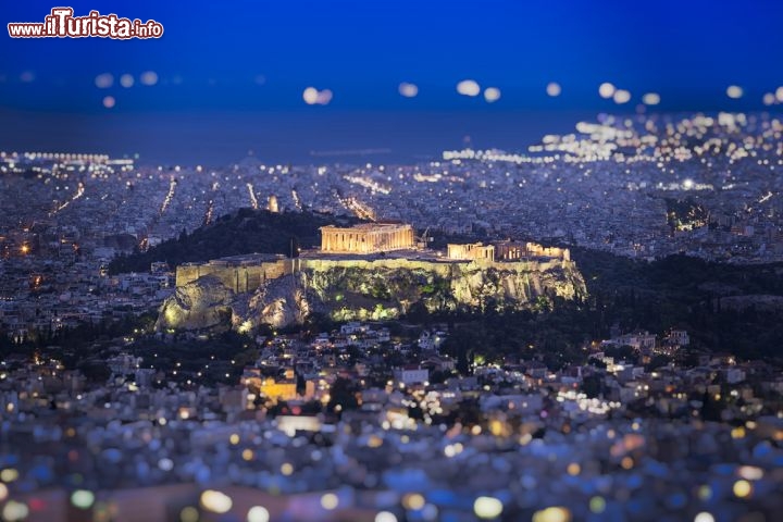 Fotografia del'Acropoli, il cuore di Atente in tilt-shift. Si tratta della famosa tecnica di ripresa dall'alto che produce un effetto stile "plastico" od a miniatura - © Anastasios71 / Shutterstock.com