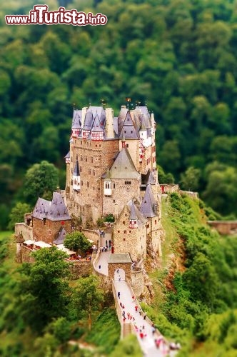 Foto aerea del Castello Burg Eltz in Tilt-Shift, la fortezza in Germania ripresa con una tecnica particolare che crea l'effetto miniatura - © Yuri Megel / Shutterstock.com