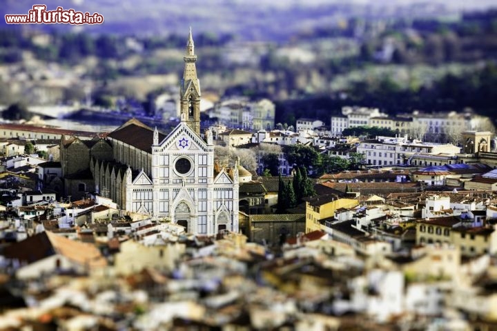 La fotografia di Santa Croce in Tilt Shift. Il monumento di Firenze ripreso con il particolare effetto miniatura - © Luca Villanova / Shutterstock.com