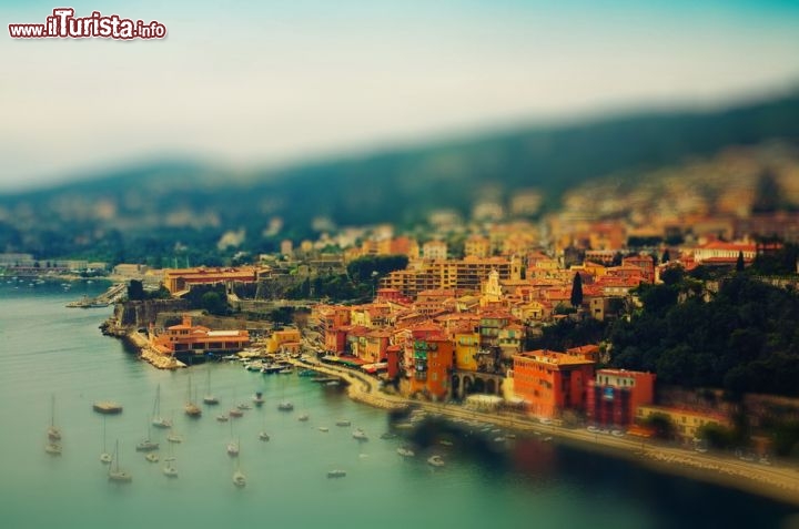 Foto in tilt-shift della Costa Azzurra, sud della Francia: questa tecnica fotografica tilt crea un effetto particolare, come si stesse osservando un plastico - © ariadna de raadt / Shutterstock.com