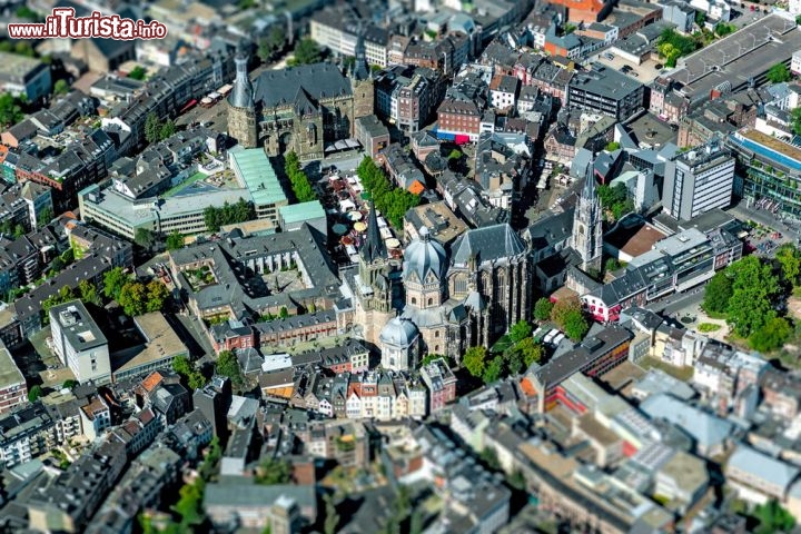 Una foto di Aachen (Aquisgrana) con tecnica Tilt-Shift: il risultato è lo stesso come quando si fotografa un plastico, una specie di effetto miniatura - © Alexander Kirch / Shutterstock.com