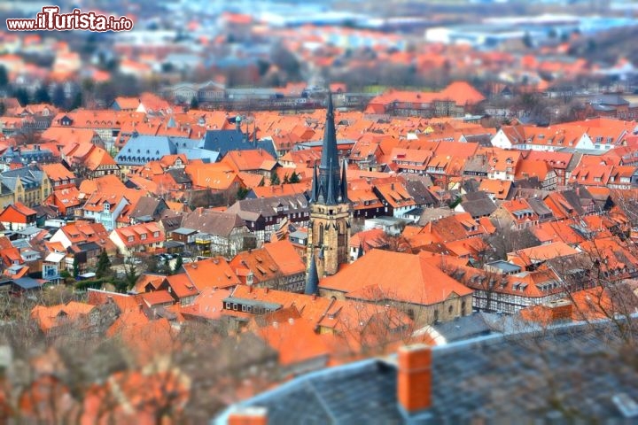 Una ripresa Tilt-shift di Wernigerode, Germania. L'obiettivo basculante, con nulla profondità di campo, genera questo effetto "miniatura" - © Heiko Kueverling / Shutterstock.com