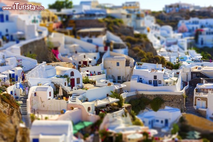 Le bianche case di Santorini in Tilt-Shift. L'effetto miniatura viene creato da un obiettivo fotografico di tipo decentrabile e basculante - © Anastasios71 / Shutterstock.com