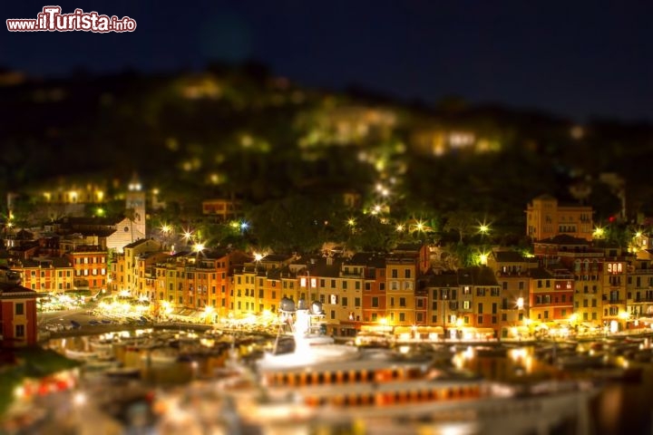 Foto notturna in Tilt-Shift di Portofino, ripresa con un obiettivo particolare che genera un suggestivo effetto di "riduzione in scala" - © marcogarrincha / Shutterstock.com