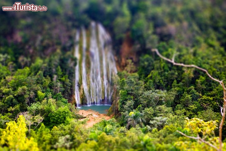 Una cascata ripresa in una tecnica simile al Tilt-Shift, ma questa volta utilizzando un programma di fotoritocco come Photoshop o similare. La sfocatura è quindi stata aggiunta in un secondo tempo, come ettetto. La cascata è stata fotografata in Repubblica Dominicana  - © Ramona Heim / Shutterstock.com