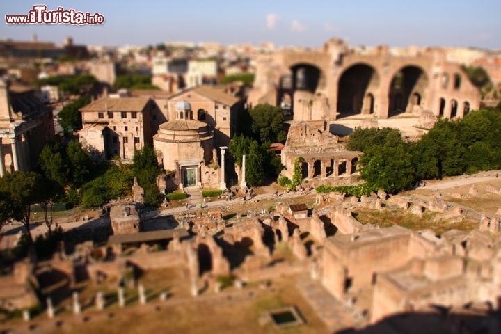 Anche il Foro Romano fotografato in Tilt-Shift si trasforma in una specie di plastico o riproduzione in miniatura - © c12 / Shutterstock.com