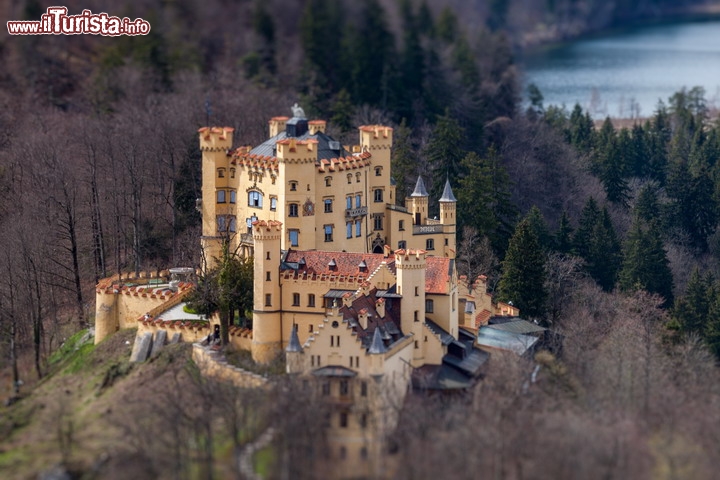 Schloss Hohenschwangau, il famoso castello della Baviera, appare quasi una piccola cotruzione grazie alla tecnica del "Tilt Shift Effect". Fu questo castello forse ad ispirare a Ludwig II ila costruzione del castello di Neuschwanstein - © f9photos / Shutterstock.com