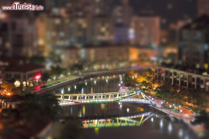 Foto notturna di Singapore con Tilt-Shift - © f9photos / Shutterstock.com