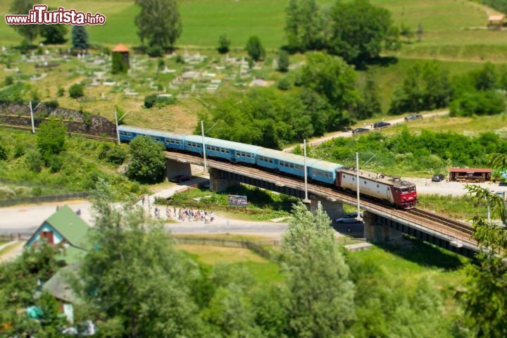 Fotografia di un Treno nella mitteleuropa con tecnica Tilt-Shift. Il convoglio sembra trasformarsi in un modellino in scala, grazie all'effetto miniatura dell'obiettivo basculante utilizzato per la foto - © nyulas / Shutterstock.com