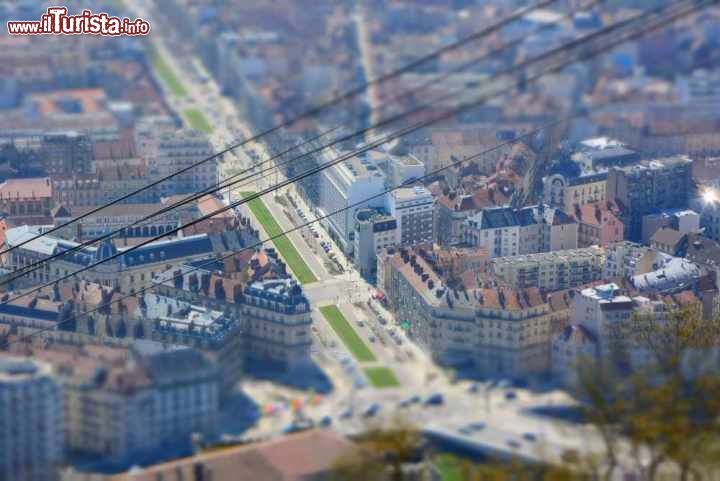 Il panorama di Grenoble dalla Bastiglia Tilt Shift Effect: raggiungibile con la teleferica  la fortezza, con i suoi 475 m di altezza, offre un superbo panorama della città e della confluenza dei fiumi Isere e Drac.