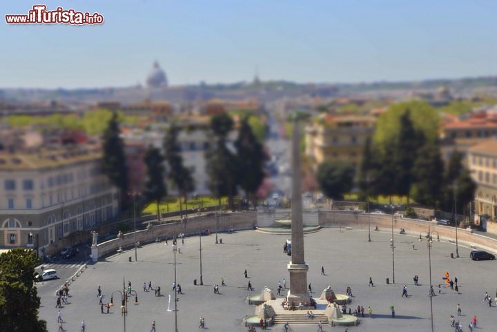 Piazza del Popolo a Roma con la tecnica Tilt Shift, fotografata dal Pincio. In primo piano l'Obelisco Flaminio, alto 24 metri, un tempo collocato sulla spina del Circo Massimo, ma poi recuperato da papa Sisto V e qui posizionato nel 1587 - © strenghtofframeITA / Shutterstock.com