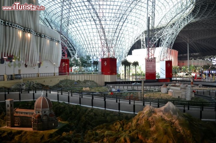 Immagine Bella Italia, Ferrari World, Abu Dhabi: è una delle attrazioni destinate all'intrattenimento di tutta la famiglia. A bordo di microvetture, si gira tra le riproduzioni dei luoghi più famosi del nostro paese.