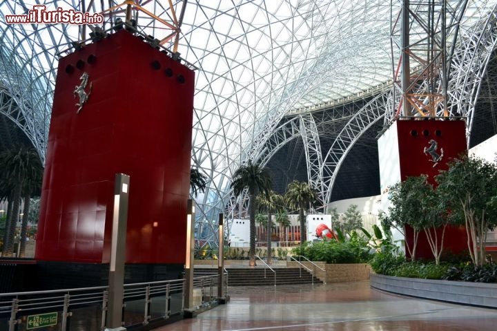 Immagine Ferrari World: l'interno della struttura è spettacolare, con un soffitto a vetrata che lascia passare la luce e che svela in parte i segreti architettonici dell'edificio, il più grande al mondo ad ospitare un parco divertimenti "indoor".